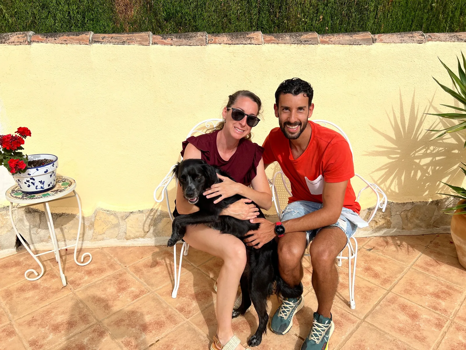 Villa Lobos guests with their black dog on the patio
