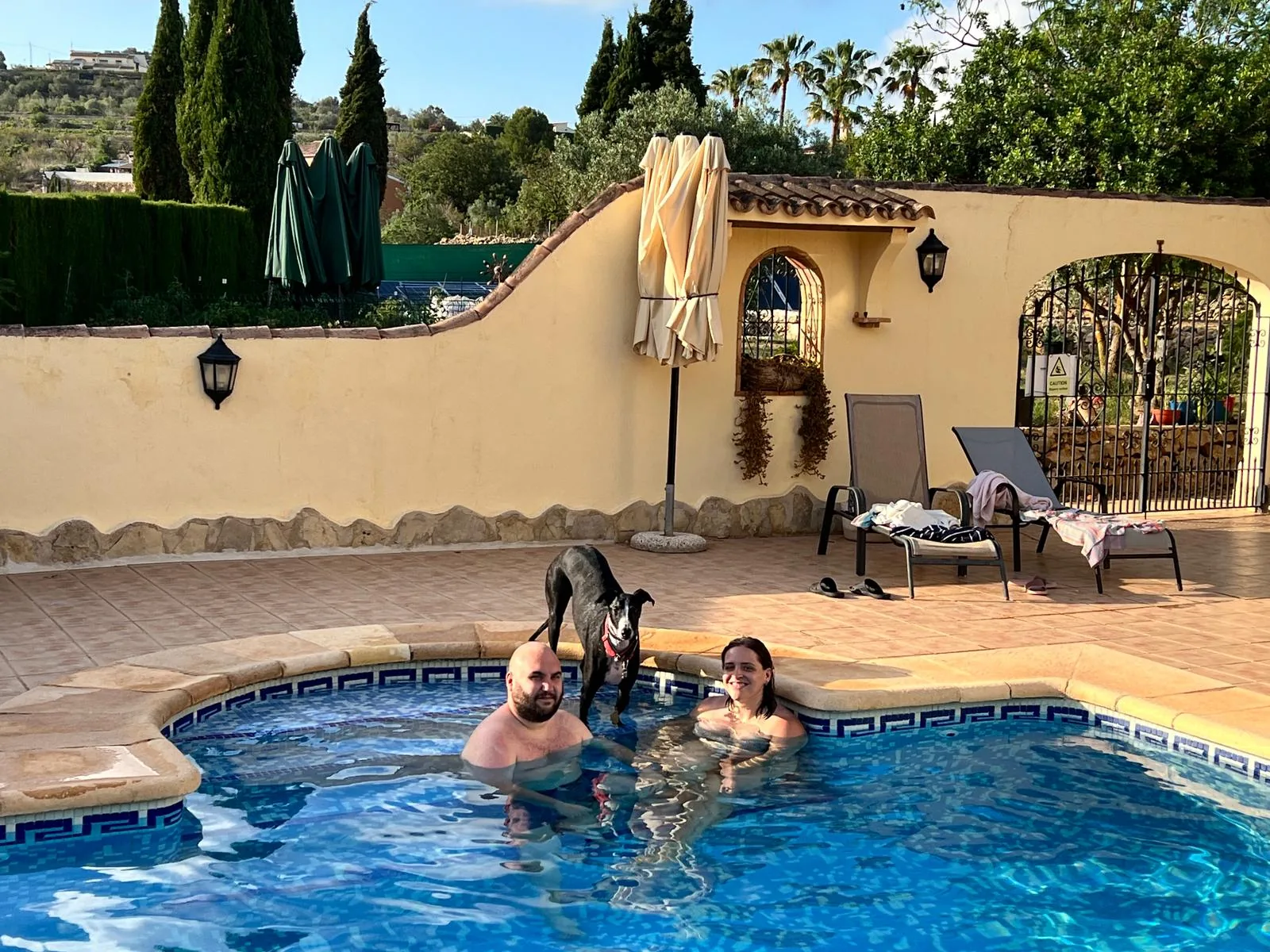 Guests with dog by the Villa Lobos pool