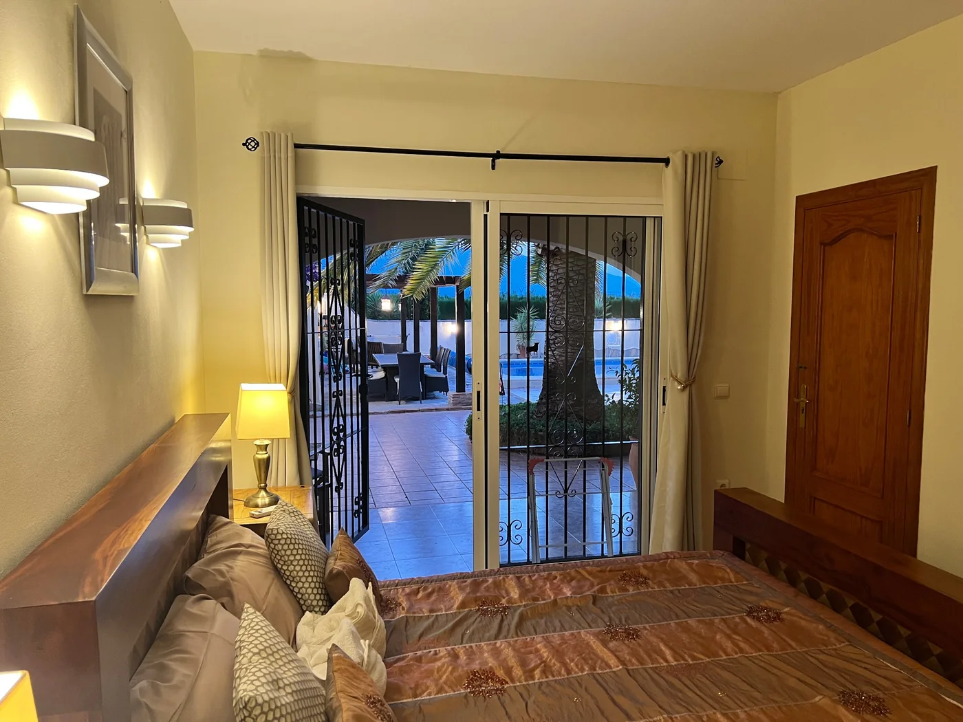 2 rooms with a large double bed