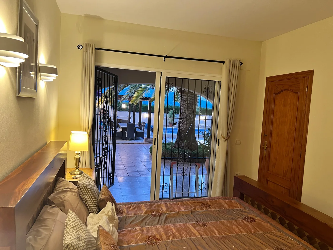 2 rooms with two single beds